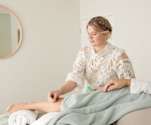 Pregnancy support performing acupuncture